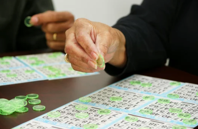 Una mujer jugando al bingo.