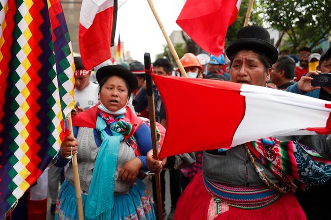 Manifestantes participan en una marcha bloqueada por policías y que se dirigía al Congreso al margen de la llamada "toma de Lima", en Lima (Perú). EFE / Paolo Aguilar