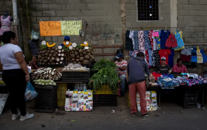 Mercancía de vendedores informales con precios en dólares en Caracas (Venezuela). EFE/Miguel Gutiérrez