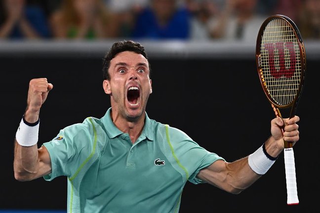 El español Roberto Bautista muestra su alegría tras vencer al británico Andy Murray en el partido del Open de Australian en Melbourne. EFE/JOEL CARRETT - PROHIBIDO SUS USO EN AUSTRALIA Y NUEVA ZELANDA