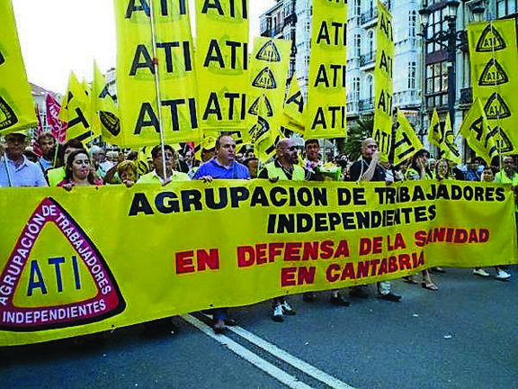 ATI volverá hoy a manifestarse frente a la consejería gobernada por los socialistas. / ALERTA
