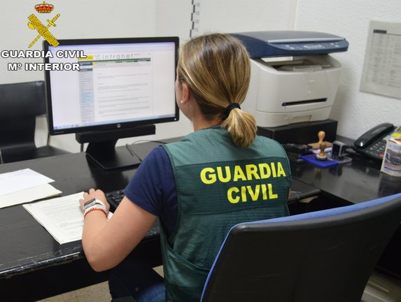 Una agente de la Guardia Civil con un ordenador