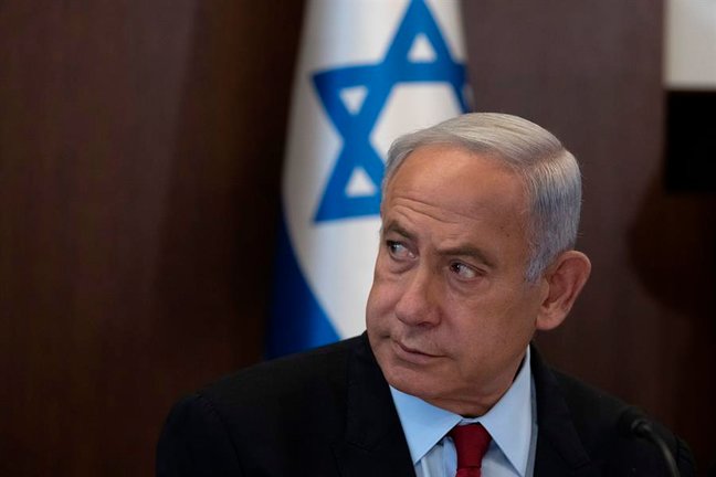 El primer ministro israelí, Benjamin Netanyahu, en la reunión del gabinete previo al anuncio de la destitución de Neri. EFE / Maya Alleruzzo