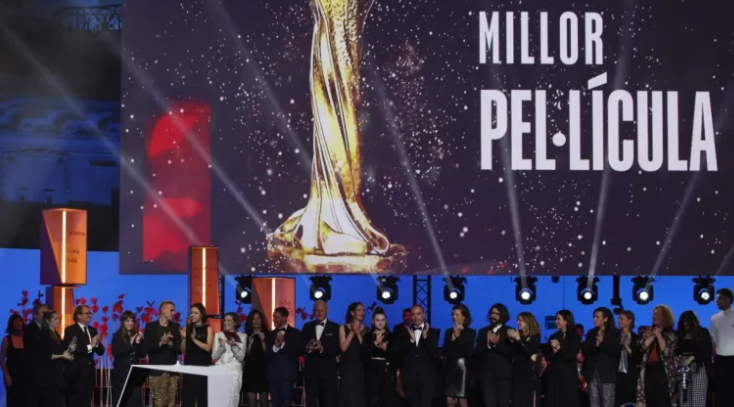 El equipo de "Alcarrás" recibe el premio a la Mejor Película, durante la gala de la XV edición de los Premios Gaudí de la Academia del Cine Catalán celebrada este domingo en la Sala Oval del MNAC, en Barcelona. EFE/Marta Pérez