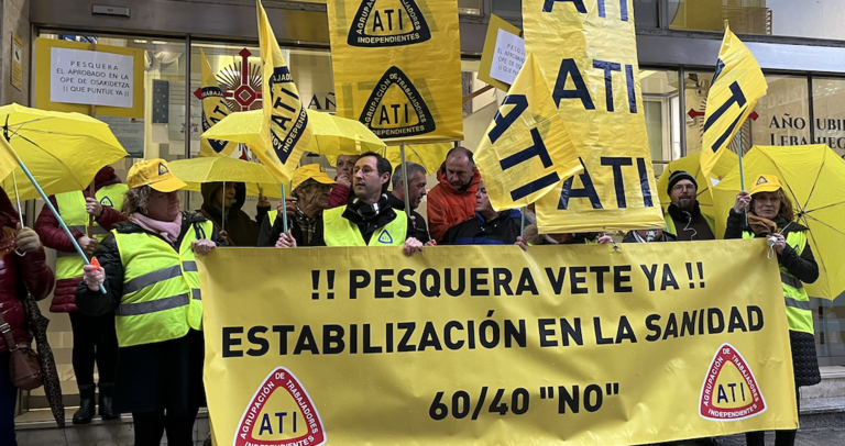 Concentración convocada por el sindicato ATI ante la Consejería de Sanidad en protesta por la gestión de la OPE de estabilización
