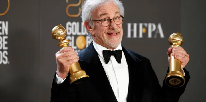 El director estadounidense Steven Spielberg posa con los premios a Mejor Director de Película y Mejor Película de Drama durante la 80ª entrega anual de los Globos de Oro, este 10 de enero de 2023. EFE/EPA/Caroline Brehman