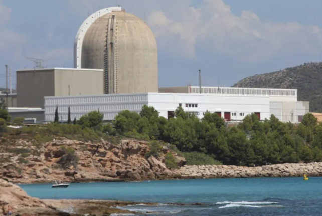 Vista desde la playa de la Almadraba de la central nuclear de Vandellòs (Tarragona), en una fotografía de archivo. EFE / Jaume Sellart