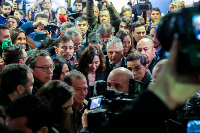 La presidenta madrileña, Isabel Díaz Ayuso, rodeada de periodistas abandona la facultad de Ciencias de la Información de la Universidad Complutense de Madrid. EFE / Zipi Aragón