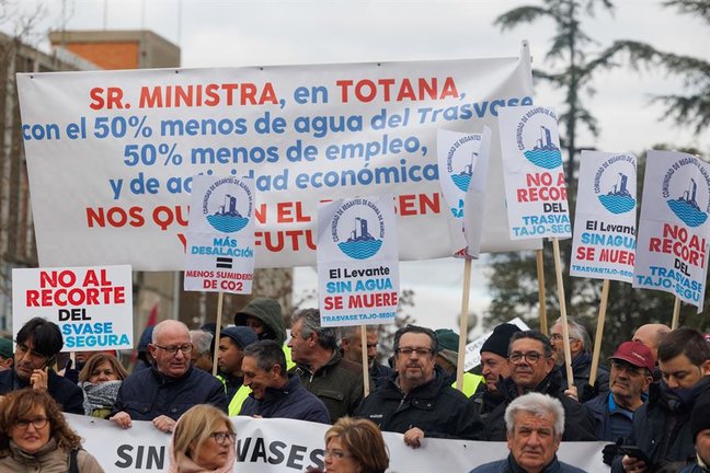 Los regantes del Levante español este martes una nueva protesta, esta vez frente al Palacio de La Moncloa en Madrid. EFE / Sergio Pérez