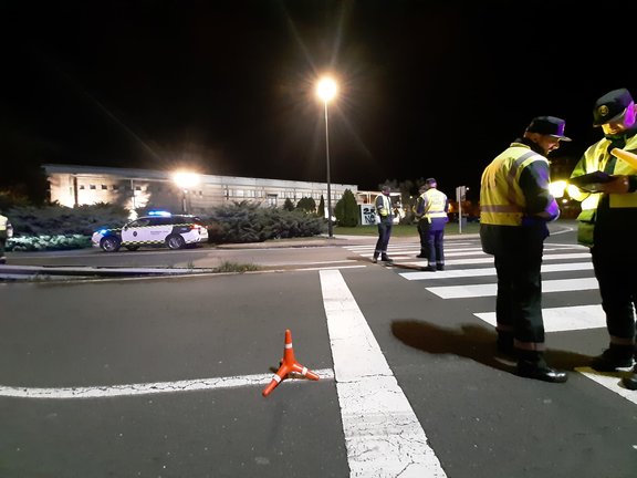 Varios agentes de la Guardia Civil en un control nocturno en la entrada de Torrelavega. / ALERTA