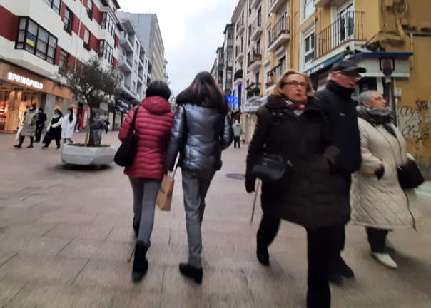 Varias personas por la calle Burgos de Santander. / ALERTA