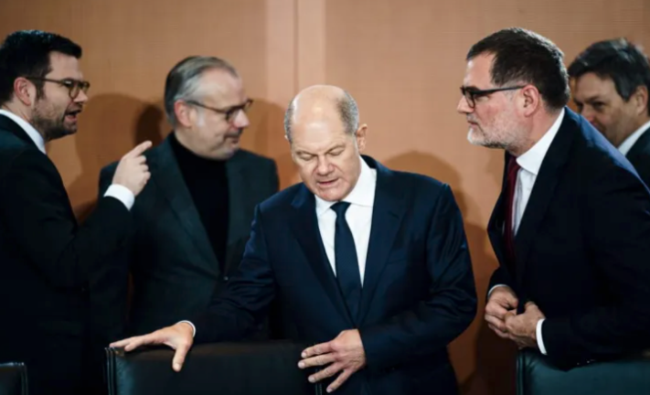 El canciller alemán Olaf Sholz (c) rodeado de sus ministros, antes de la reunión del Gabinete celebrada este miércoles en Berlín. EFE / Clemens Bilan