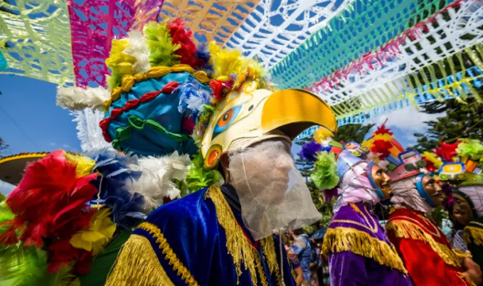 Indígenas Guatemaltecos con mascaras participan en un evento tradicional, en Rabinal (Guatemala). EFE/Esteban Biba
