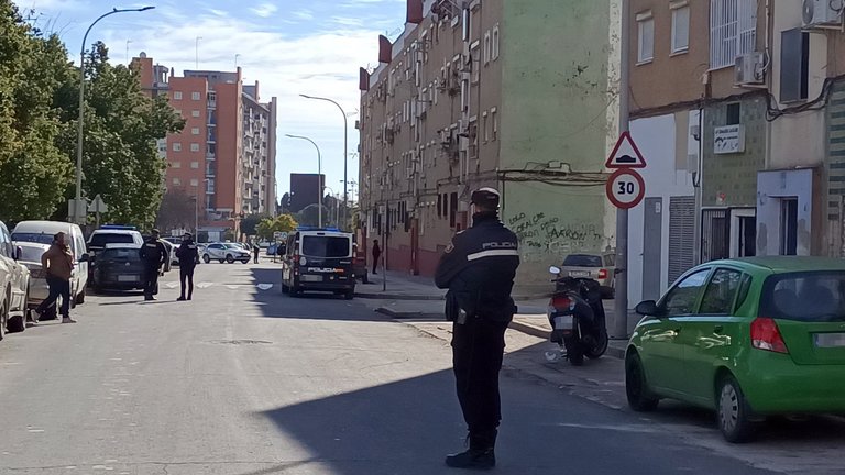 Agente de la Policía Nacional cercando la zona de la vivienda mientras continúan las negociaciones. - EUROPA PRESS