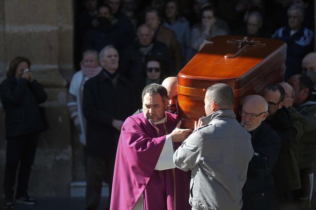El féretro del sacristán Diego Valencia sale a hombros de la Iglesia de La Palma, en Algeciras (Cádiz), tras la misa funeral. E.P. / Nono Rico