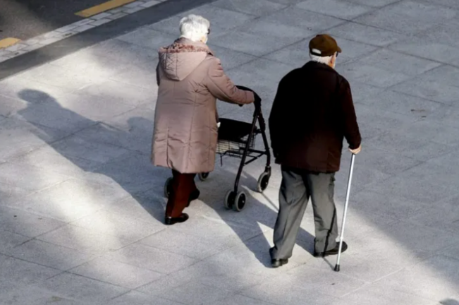 Dos jubilados pasean en Bilbao.  EFE/Luis Tejido