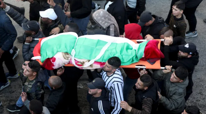 Funeral de uno de los palestinos fallecidos en los enfrentamientos. EFE / Alaa Badarneh