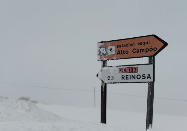 Señalización en 
el acceso a la estación de esquí de Alto Campoo.