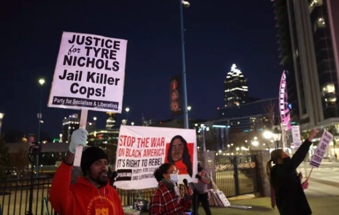 La gente se reúne para protestar tras la difusión de un video que muestra el encuentro a principios de este mes entre Tyre Nichols, de 29 años, y cinco policías de Memphis, EE.UU. EFE / ERIK LESSER