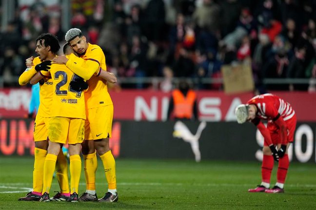 Los jugdores del FC Barcelona Koundé (i) Eric García (c) y Ronald Araújo al finalizar el partido de LaLiga entre el Girona CF y el FC Barcelona, este sábado en el Estadio Montilivi, en Girona. EFE/Siu Wu