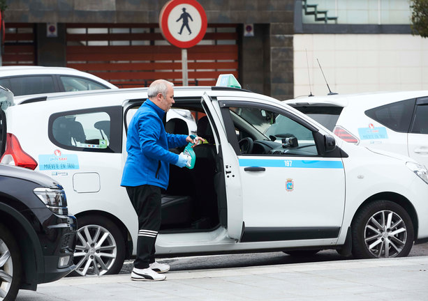 Un hombre coge un taxi en Santander en el segundo día laborable del estado de alarma por el coronavirus, Santander, Cantabria (España), a 17 de marzo de 2020. / Juan Manuel Serrano Arce
