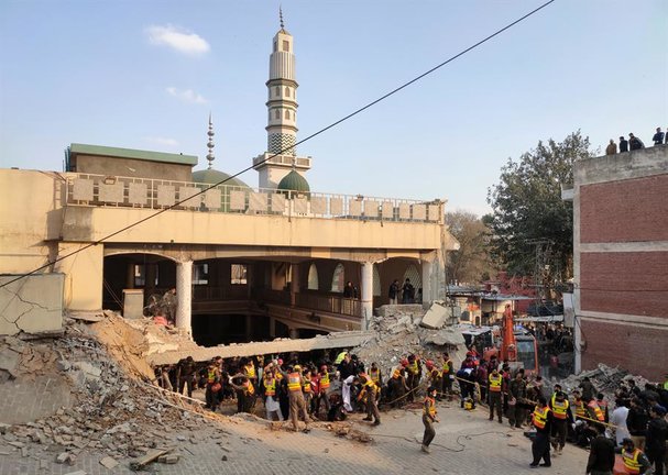 Trabajadores de los servicios de emergencia buscan posibles víctimas entre los escombros de una mezquita de Peshawar. EFE / Bilawal Arbab