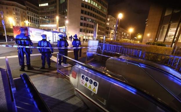 Un grupo de policías armados impide el acceso a la estación Schuman, en Bruselas.EFE