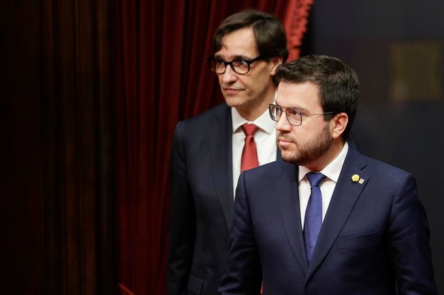 El presidente de la Generalitat, Pere Aragonès (d), acompañado por el primer secretario y portavoz del PSC en el Parlament, Salvador Illa. EFE / Quique García