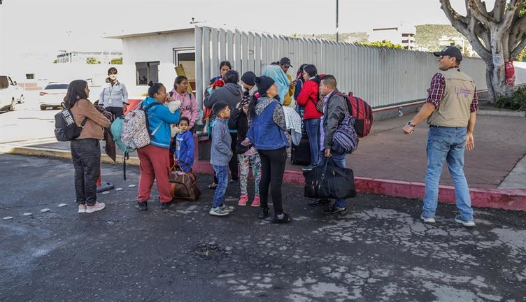Grupos de migrantes hacen fila para cruzar a Estados Unidos. EFE / Joebeth Terriquez