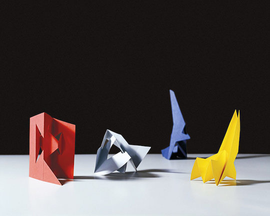 Figuras de papel plegadas insertas en libros ‘pop up’ de Munari