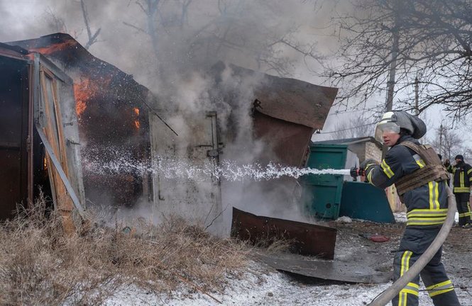 Un bombero sofoca un incendio provocado por un ataque ruso. EFE / SERGEY SHESTAK