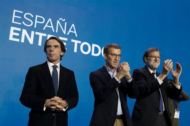 El líder del PP, Alberto Núñez Feijóo (c), oficia este fin de semana en Valencia un nuevo acto de precampaña electoral en forma de Intermunicipal, para el que ha movilizado a todo el partido, incluidos los expresidentes del Gobierno José María Aznar (i) y Mariano Rajoy (d). EFE/Kai FORSTERLING