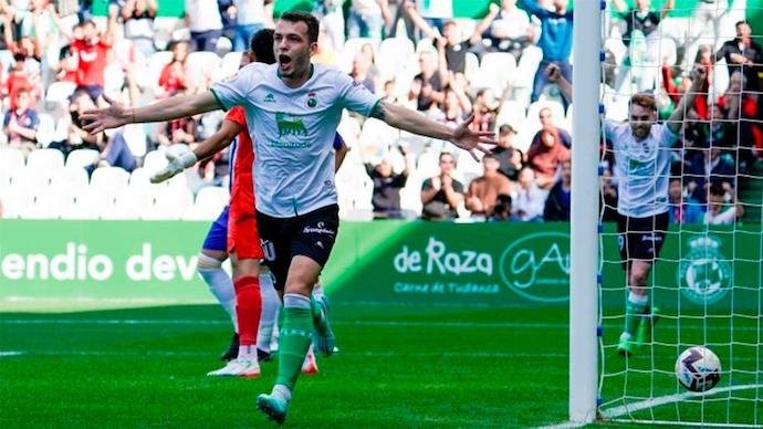Vicente abrió el marcador ante la Ponferradina en El Sardinero, en el partido de ida de la Liga Smartbank, donde el resultado fue de empate en el marcador. / a.l.l.