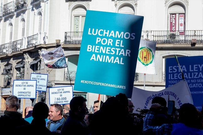 Una pancarta de 'Luchamos por el Bienestar Animal' durante una protesta contra la Ley del Bienestar Animal en Sol. E.P. / Ricardo Rubio