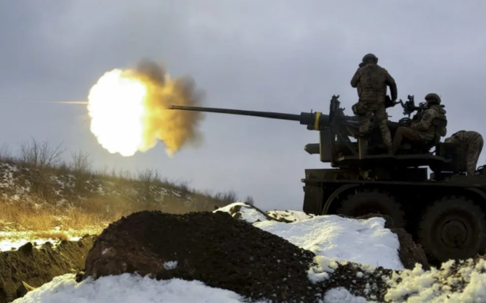 Soldados ucranianos disparan un arma antiaérea en una posición cerca de Bajhmut, en la región de Donetsk, en el este de Ucrania.EFE / Sergey Shestak
