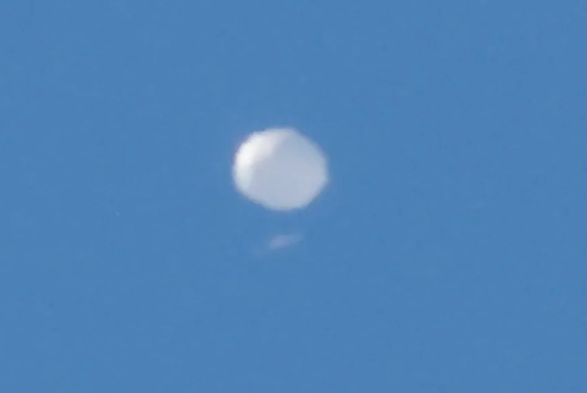Un globo de gran altitud, que el gobierno de EE. UU. ha declarado chino, este 4 de febrero de 2023. EFE / Nell Redmond