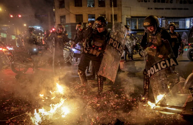 Policías antidisturbios se enfrentan a manifestantes en el centro de Lima (Perú). EFE / Jhon Reyes