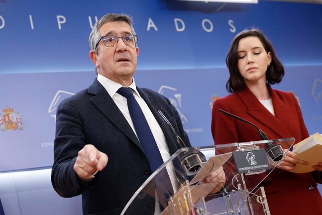 El portavoz del grupo socialista, Patxi López, y la secretaria de Igualdad del PSOE, Andrea Fernández. EFE / Daniel González