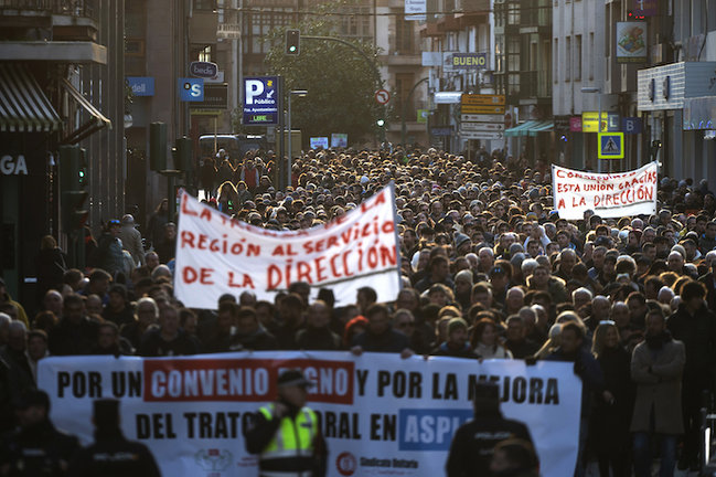 TORRELAVEGA (CANTABRIA), 06/02/2023.- Un momento de la manifestación convocada por la calles de Torrelavega, para este lunes, en apoyo a los trabajadores de la empresa Aspla Plásticos Españoles. EFE/Pedro Puente Hoyos
