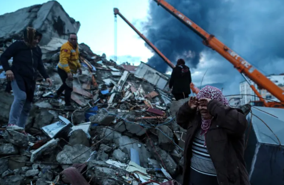 Una mujer llora en medio de las labores de rescate en un edificio derrumbado en la ciudad turca de Hatay, tras el terremoto del lunes. EFE/EPA/Erdem Sahin