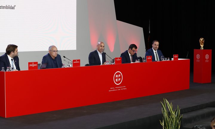 El presidente de la RFEF, Luis Rubiales, (centro) en un acto de la federación. / RFEF