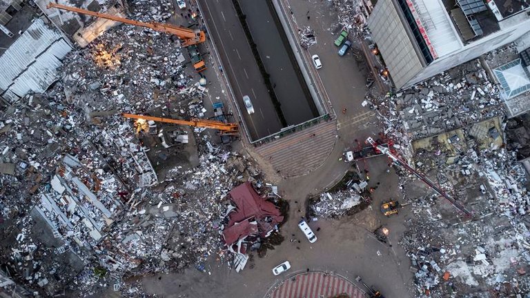 Vista aérea de varias estructuras destruidas por los terremotos. EFE / ERDEM SAHIN