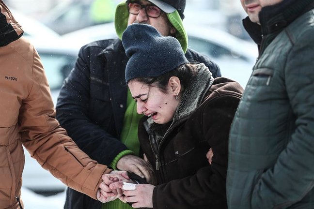 Familiares de víctimas reaccionan frente a un edificio derrumbado durante las operaciones de búsqueda tras un fuerte terremoto en el distrito de Elbistan de Kahramanmaras, sureste de Turquía, 07 de febrero de 2023. EFE/EPA/SEDAT SUNA