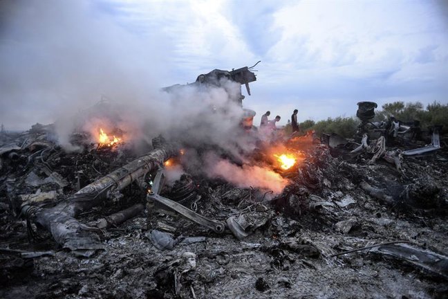Fotografía de archivo de los restos de un avión Boeing 777, vuelo MH17 de Malaysia Airlines, que cayó el 17 de julio de 2014, cerca de Donetsk (Ucrania). EFE / Alyona Zykina