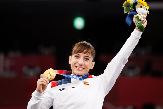 Sandra Sánchez, en lo alto del pódium tras ganar la medalla de oro en la modalidad de kárate, en los Juegos Olímpicos de Tokio 2020. / AFP7