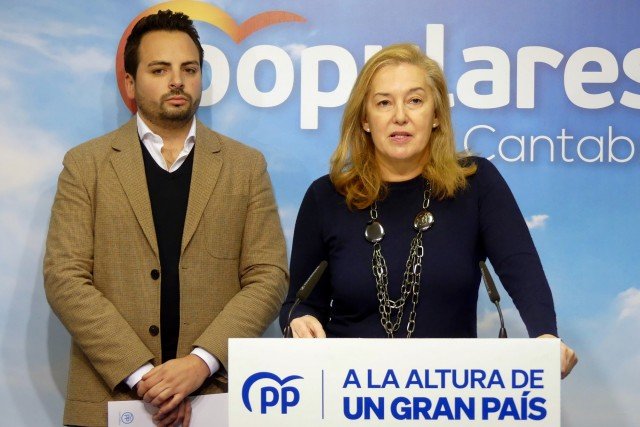 La secretaria autonómica del PP de Cantabria, María José González Revuelta, y el diputado popular Álvaro Aguirre.
