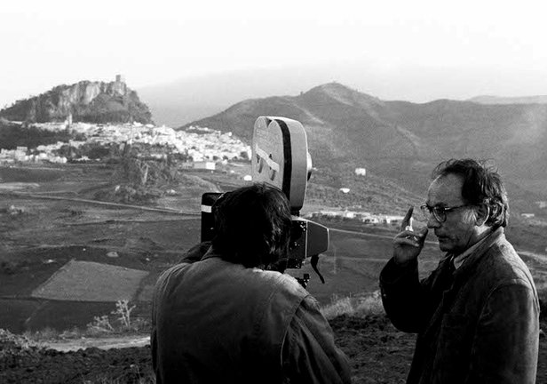 El director español de cine Mario Camus (d) durante el rodaje de la película "La casa de Bernarda Alba", en 1986. EFE/Rafael Díaz/ct
