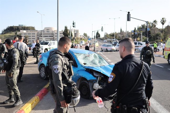 Fuerzas de seguridad y equipos de socorro israelíes trabajan en el lugar del atropello intencionado en Jerusalén. EFE / STR