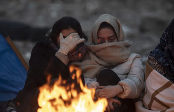 Dos mujeres se preparan para pasar la noche en la localidad turca de Diyarbakir. EFE / Refik Tekin