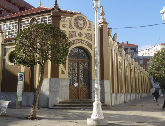 Vista de la fachada del mercado municipal de abastos de Castro Urdiales.